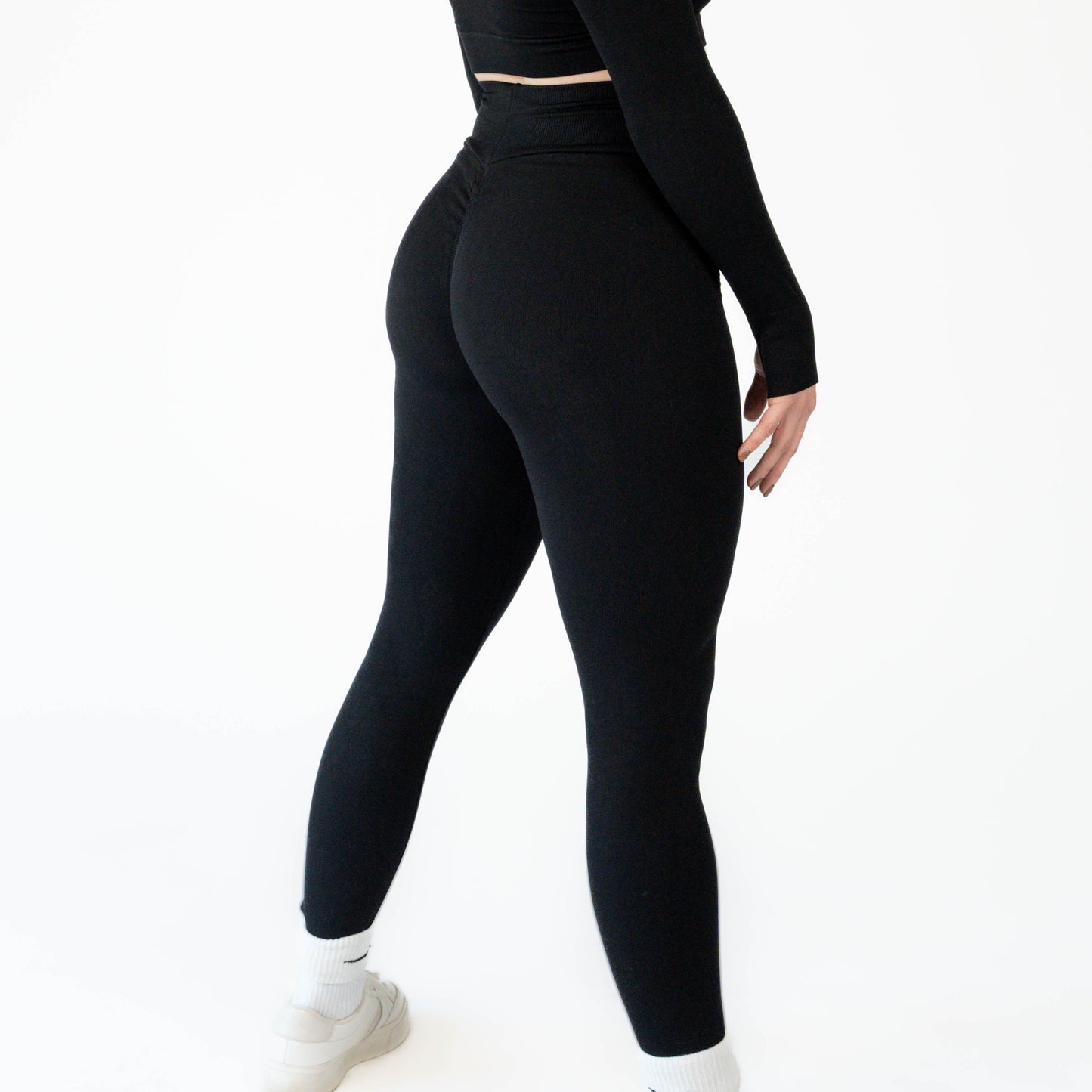 Conjunto de top manga larga y leggins negros